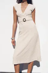 Vestido midi color crudo con jacquard floral, escote pico cruzado, manga sisa caída y cinturón ajustable con hebilla.