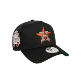 Gorra New Era 9Forty ajustable, color negro, con visera curva. Presenta el logo del equipo Houston Astros bordado en el frente (letra 'H' blanca sobre estrella naranja) y el logo de New Era bordado en blanco en el lateral.
