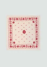 Pañuelo cuadrado color crema con estampado de flores rojas.