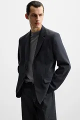Blazer slim fit color verde oliva confeccionada en tejido con viscosa. Cuello con solapas de muesca, manga larga acabada en puño con detalle de botones, bolsillo de vivo en pecho y de solapa en cadera. Detalle bolsillo interior, bajo con aberturas en espalda y cierre frontal con botones.