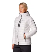 Campera Columbia modelo Arctic Crest, color blanco, con capucha y cierre frontal completo. Cuenta con tecnología Omni-Heat™ Arctic para mayor abrigo y Omni-Shield™ para repeler la humedad.