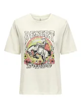 Remera color crema de algodón con cuello redondo y mangas cortas. Estampado frontal con un jinete a caballo, flores y texto "Desert Dreams Wild West".