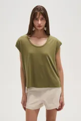 Remera verde oliva de viscosa con cuello redondo y mangas cortas con dobladillo.