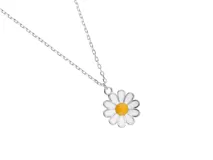 Collar de plata 925 con dije de margarita esmaltada en blanco y amarillo.
