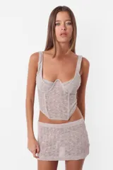 Minifalda tejida de tiro bajo color gris, con elástico interno en la cintura.