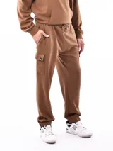 Pantalón de jogging marrón con cintura elástica ajustable con cordón, bolsillos laterales y bolsillo cargo con botón en la pierna.