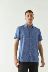 Camisa de hombre estampada, de manga corta y fit slim. Presenta cartera abotonada y logo bordado.