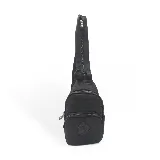 Mochila bandolera negra de Panama Jack, con correa ajustable y cierre de cremallera.