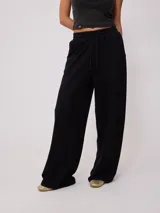 Pantalón de jogging negro de pierna ancha con cintura ajustable con cordón.