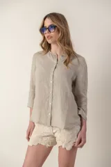 Camisa color beige de lino con cuello mao y mangas 3/4.