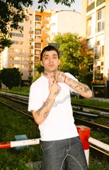 Remera blanca de algodón con estampado negro en el frente.