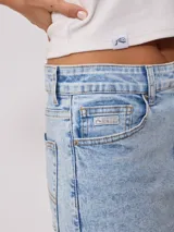 Pantalón de jean recto color negro gastado, confeccionado en 98% algodón y 2% elastano.