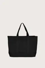 Bolso tipo tote de color negro con textura acanalada vertical y logo de la marca en el frente.
