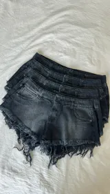 Short de jean negro con terminaciones desflecadas.