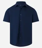 Camisa negra de manga corta, corte slim, con cuello inglés y abotonadura frontal. Confeccionada en viscosa con fibra de bambú.