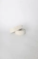 Cinturón de cuero negro, delgado y liso, con terminación en lazo.