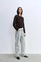 Pantalón de jean celeste con efecto lavado, de corte recto, tiro medio y cinco bolsillos.