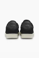 Championes negros de cuero y malla con suela blanca.