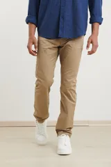 Pantalón deportivo color tostado, de corte ajustado y diseño informal.