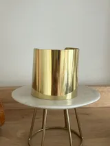 Brazalete ancho de bronce dorado, liso y pulido.