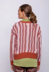 Sweater de tejido de punto con textura de ondas en colores multicolores y estampado vibrante.