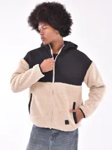 Campera con capucha, color gris oscuro, con paneles de tela tipo polar y tela lisa.