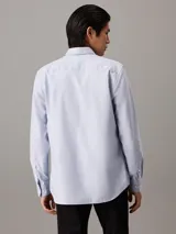Camisa celeste de corte regular, con cuello abotonado y mangas largas.