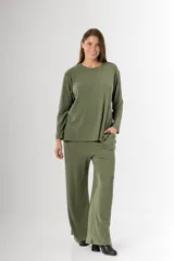 Pantalón palazzo verde oliva de morley de vara ancha en algodón y viscosa, con bolsillos y cintura elastizada.
