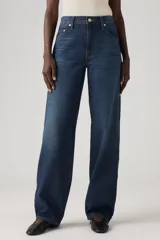 Pantalón de jean azul oscuro, de corte amplio y tiro alto.