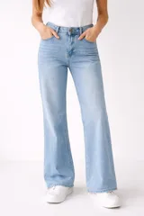 Jean de mezclilla azul claro, tiro alto, corte recto y pierna ancha.