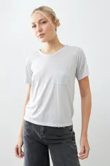 Remera color beige con lurex, de manga corta y corte recto.