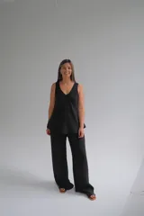 Pantalón palazo negro confeccionado en lino italiano, con cintura elastizada y calce amplio.