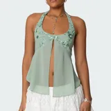 Top verde agua con escote halter, abertura central y detalles de lentejuelas y bordados en el corpiño.