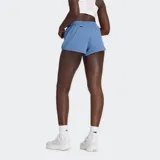 Short deportivo New Balance RC color celeste, con cintura elástica y cordón ajustable. Cuenta con tecnología NB DRY de secado rápido, malla interior sin costuras, bolsillo trasero con cremallera y detalles reflectantes.