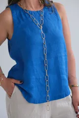Musculosa azul de lino con cuello redondo y sisas amplias.