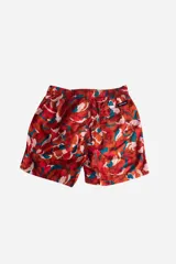 Short de baño celeste con estampado floral en tonos naranja y rojo. Cuenta con bolsillos laterales, cintura elástica con cordón ajustable y logo en goma en la pierna derecha.