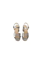 Sandalias plateadas con plataforma y taco ancho, tiras cruzadas en el empeine y pulsera con hebilla al tobillo.