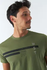Remera de hombre color gris con logo y arte estampado en el frente, corte regular y mangas cortas.