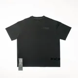 Remera negra de algodón con cuello redondo y mangas cortas. Estampado pequeño en el pecho con texto y logo de la marca KicksLab.