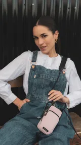 Bandolera porta celular color azul con efecto denim, con dos compartimentos con cierre y correa regulable de elástico.
