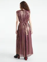 Mono largo plisado color gris plomo, de calce suelto, sin mangas y con cuello halter.