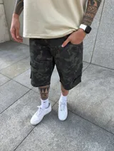 Bermuda de corte baggy con estampado de camuflaje y múltiples bolsillos.