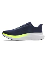 Championes de running Under Armour Charged Rogue 5, color negro con logo de la marca en el lateral.
