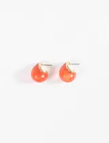 Par de aros colgantes color coral con forma de gota y borde dorado.