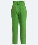 Pantalón carrot verde manzana de poliéster, tiro alto, con bolsillos laterales y cierre frontal con doble botón.