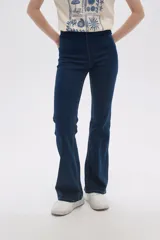 Calza de jean azul oscuro, corte flare y tiro medio.