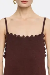 Vestido largo marrón de punto, con tirantes finos, escote recto con ondas y falda con vuelo.