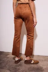 Pantalón marrón acampanado de gamuza sintética, tiro alto y corte ajustado.