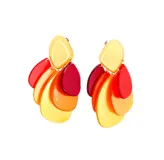 Par de aros colgantes con clip, hechos de resina combinada en una gama de colores que incluye amarillo, naranja y rojo. Diseño moderno y atemporal con movimiento.