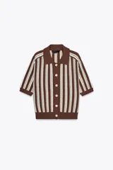 Chaqueta de punto marrón con rayas verticales en blanco y beige, cuello polo, manga corta y cierre frontal con botones.
